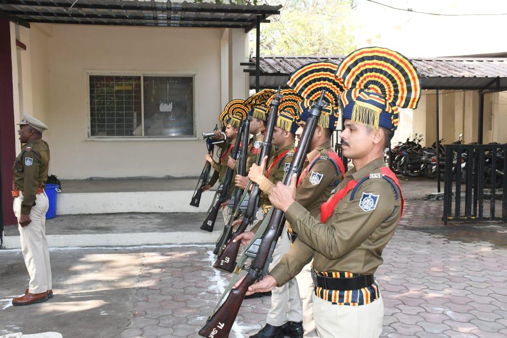 सीहोर एसपी ऑफिस पहुंचे डीआईजीः शाखाओं का किया भ्रमण, वार्षिक निरीक्षण पर आए; आवश्यक दिशा निर्देश दिए